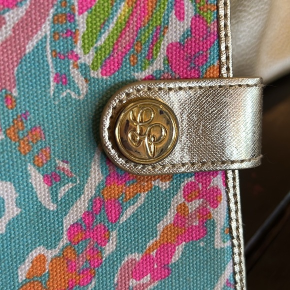 LILLY PULITZER WRISTLET/PHONE CASE - Picture 2 of 6